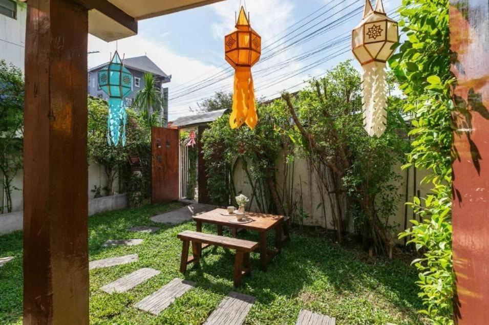 Хостел Nearthepark Backpack House Чиангмай Экстерьер фото
