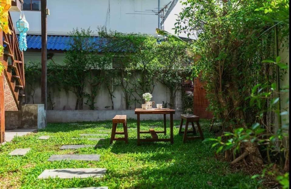 Хостел Nearthepark Backpack House Чиангмай Экстерьер фото