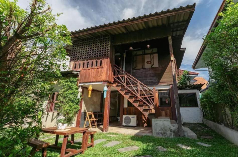 Хостел Nearthepark Backpack House Чиангмай Экстерьер фото